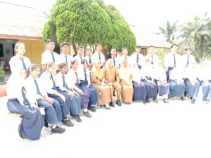Sekolah Menengah Pertama Negeri (SMPN 6) Tanah Putih, kelas IX Photo bersama Kepala sekolah