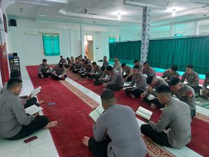 Personel Batalyon B Pelopor laksanakan Terawih dan Tadarus Al-Quran berjamaah Selama Bulan suci Ramadhan guna tingkatkan Iman dan Taqwa dibulan Suci Ramadhan