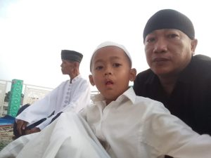 Mengucapkan Minal ‘aidin wal Faizin. Taqabbalallahu Minna wa Minkum, Taqabbal ya Karim. Selamat Hari Raya Idul Fitri