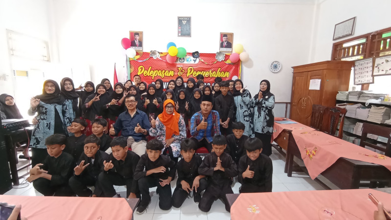 Pelepasan Dan Penyerahan Siswa Siswi Kelas 6 SD Negeri 7 Genteng