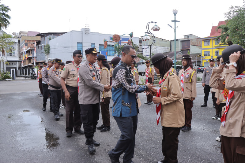 Lepas Kontingen ke Jambore Karhutla Riau 2025 bersama Forkopimda, Kapolres Rohil Serahkan Bibit Pohon