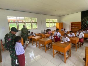 Wujudkan Generasi Yang Hebat, Satgas Yonif 641/Bru Bantu Jadi Tenaga Pendidik Di SD Kelila