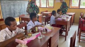 Satgas Pamtas Kewilayahan Yonif 642/Kapuas Pos Tomage Berbagi Makanan Bergizi di Distrik Tomage