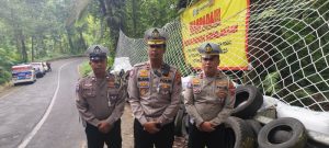 *Satlantas Polresta Banyuwangi Gencar Cegah Kejadian dan Fatalitas Laka Lantas: Banner Himbauan dan Penataan Jalur Gunung Ijen*