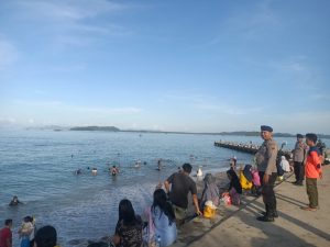 Personil Polres Sibolga Laksanakan Patroli Dan Pengamanan Di Objek Wisata, Diakhir Pekan Antisipasi Laka Laut