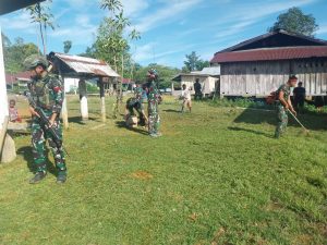 Satgas Yonif 642/Kps Bersihkan Lingkungan Sekitar Gereja