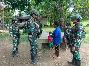 Harmonis, Kedekatan Masyarakat Dengan Anggota Satgas Yonif 642/Kps
