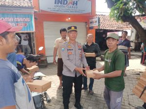 Polresta Banyuwangi Gelar Kegiatan Jum’at Berkah, Bagikan Nasi Kotak untuk Warga*