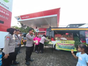 Polresta Banyuwangi Gelar “Mayur Kamtibmas”, Bagikan Sembako dan Edukasi Warga Tegalsari*