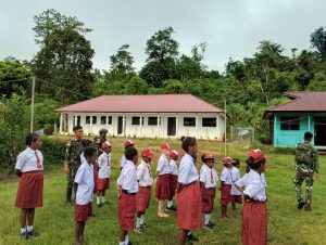 Satgas Yonif 642/Kps Latih Baris-Berbaris Siswa SD Inpres Masyeta