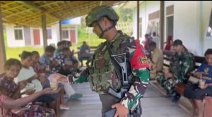 Satgas Pamtas Kewilayahan Yonif 642/Kps Bagikan Bubur Kacang Ijo di Desa Naikere