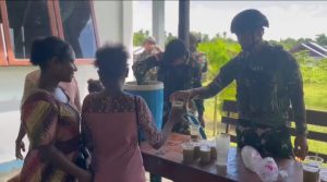 Satgas Pamtas Kewilayahan Yonif 642/Kps Bagikan Bubur Kacang Ijo di Desa Naikere