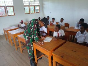 Dedikasi Untuk Masa Depan Anak Bangsa, Satgas Yonif 641/Bru Mengajar Siswa-Siswi SDN 01 Saralema Distrik Kobakma