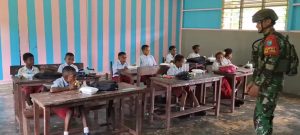 Dukung Program Pemerintah, Satgas Yonif 642/Kps Bagikan Makanan Bergizi Gratis