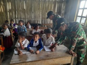 Satgas Pamtas RI-RDTL Berikan Pengajaran di Perbatasan, Guru dan Siswa SDK Manusasi Antusias