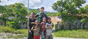 Satgas Yonif 641/Bru Ciptakan Suasana Harmonis Dengan Warga Dan Anak-Anak di Distrik Benawa