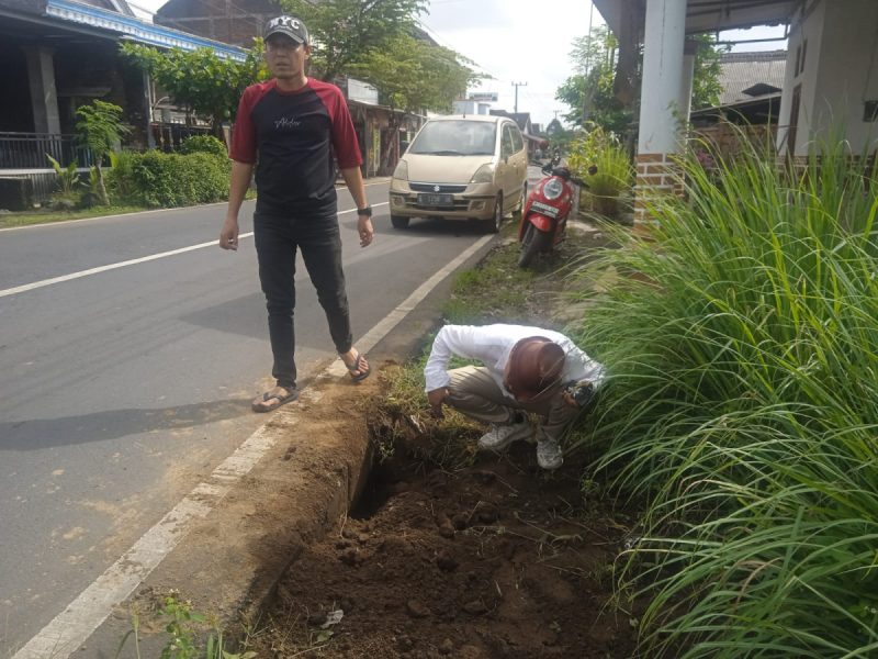*Terkesan Serampangan! Proyek Galian kabel tembaga milik Telkom diprotes warga