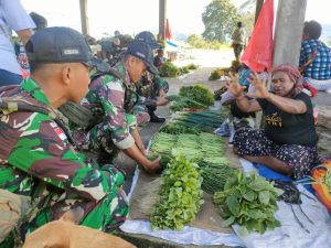 Dorong Perekonomian Masyarakat Papua, Satgas Yonif 641/Bru Borong Hasil Tani Warga Lokal di Pasar Distrik Kobakma