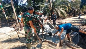 Gotong Royong Pengecoran Box Culvert Warnai Kegiatan TMMD ke-124 Kodim 0320/Dumai di Kelurahan Bukit Kayu Kapur