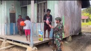 Satgas Pamtas Kewilayahan Yonif 642/Kps Berbagi Sembako di Kampung Jagiro