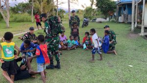 Tingkatkan Semangat Belajar Anak-Anak, Satgas Yonif 641/Bru Bagikan Perlengkapan Sekolah Gratis di Kampung Gimbis
