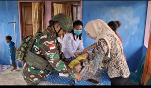 *Pos Aroba Satgas Yonif 642 Laksanakan Kegiatan Posyandu dan Bagikan Sargal di Kampung Air Terjun*