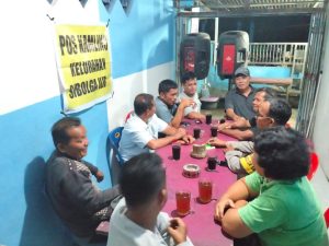 Cek Dan Patroli Pos Satkamling, Bhabinkamtibmas Ajak Petugas Tingkatkan Kewaspadaan Saat Berpatroli