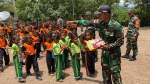 SATGAS PAMTAS RI–RDTL YONARHANUD 15/DBY BERSAMA MITRA DONATUR SALURKAN BANTUAN ALAT TULIS UNTUK SISWA SD NEGERI OELBINOSE