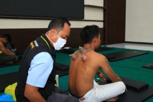 Lapas Banyuwangi Gelar Terapi dan Bekam bagi Pegawai dan Warga Binaan