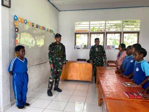 Berikan Motivasi Semangat Belajar, Satgas Yonif 641/Bru Bantu Menjadi Tenaga Pengajar di SD Distrik Kelila