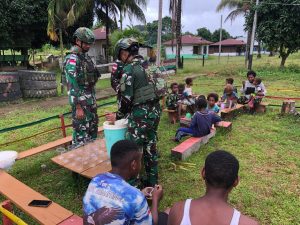 Cegah Stunting, Satgas Kewilayahan Yonif 642/Kps Bagikan Makanan Bergizi