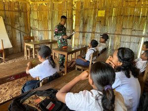 Anggota Satgas Pamtas RI–RDTL YONARHANUD 15/DBY Berikan Pengajaran di SMP Negeri Amfoang, Wujud Kepedulian Pendidikan di Perbatasan