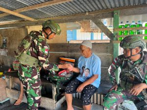Door to Door Laksanakan Yankes Bersama Pos Tomage Satgas Yonif 642/Kps