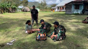 Satgas Yonif 641/Bru Laksanakan Yankes Keliling Bagi Warga Distrik Bolakme, Papua