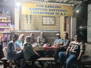 Lapor Aksi Premanisme, Bhabinkamtibmas Polres Sibolga Sambangi Pos Satkamling