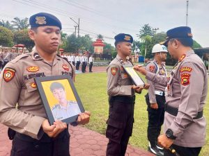 Kapolres Sarolangun Pimpin Upacara Pemberhentian Tidak Dengan Hormat Tiga Orang Anggotanya.*