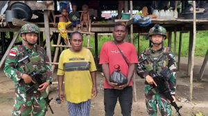 Satgas Yonif 642/Kps Berbagi Sembako di Kampung Ururu