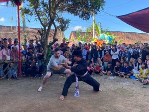 Wisatawan Mancanegara Unjuk Kebolehan di Tradisi Mencak Sumping 2025 di Banyuwangi