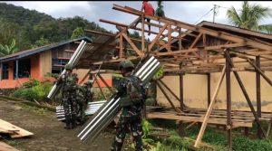 Satgas Yonif 642/Kps Karya Bakti Pembangunan Ruang Klasis Gereja Sion