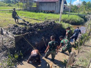 Karya Bakti Satgas Yonif 642/Kapuas Pos Kamundan Bersama Masyarakat Perbaiki Jembatan Penghubung Kampung Maroro dan Kampung Kenara