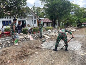 SATGAS PAMTAS RI-RDTL YONARHANUD 15/DBY BANTU WARGA BANGUN SALURAN AIR DI MUTIS