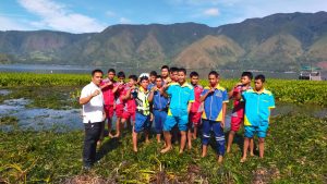 SMK N 1 Palipi Turut Berpartisipasi Membersihkan Enceng Gondok di Danau Toba