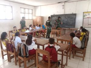 Satgas Pamtas RI-RDTL Pos Aplal Berikan Wawasan Kebangsaan di SDN Sitnoni