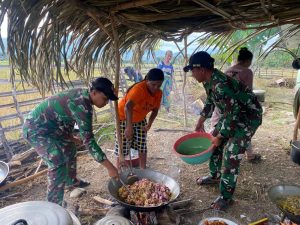 Satgas Pamtas Pos Oepoli Tengah Bantu Memasak di PAUD Oepoli, Wujud Kepedulian TNI pada Dunia Pendidikan