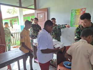 Tingkatkan Kesejahteraan Anak-Anak, Satgas Yonif 642/Kps Bersama Guru Selenggarakan Program Makan Gratis