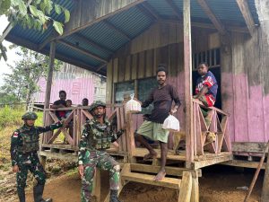 Cinta Kasih di Tanah Papua, Pos Mesna Satgas Yonif 642/Kps Bagikan Sembako