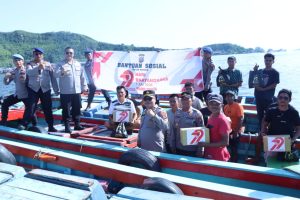 Sambangi Masyarakat Nelayan Tradisional, Kapolres Sibolga Berikan Bansos