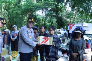 Kapolres Sibolga Bagikan Bansos, Kepada Pemulung, Dalam Rangka Hari Bhayangkara Ke-79 Tahun 2025