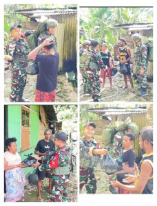 Senyuman di Ujung Negeri : Satgas Yonif 642/Kps Beri Sembako di Distrik Kramomongga