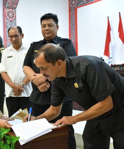 BUPATI SAMOSIR BERSAMA DPRD TETAPKAN TIGA RANPERDA MENJADI PERDA